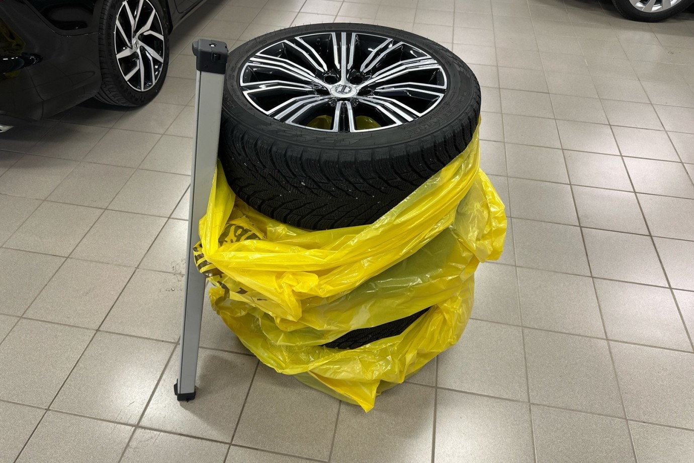 Esittelykuva VOLVO V60 lataushybridiautosta.