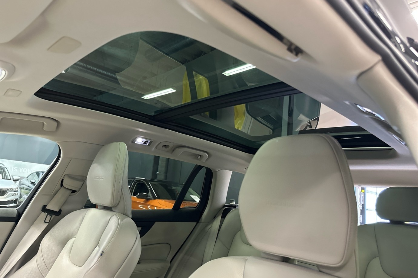 Esittelykuva VOLVO V60 lataushybridiautosta.