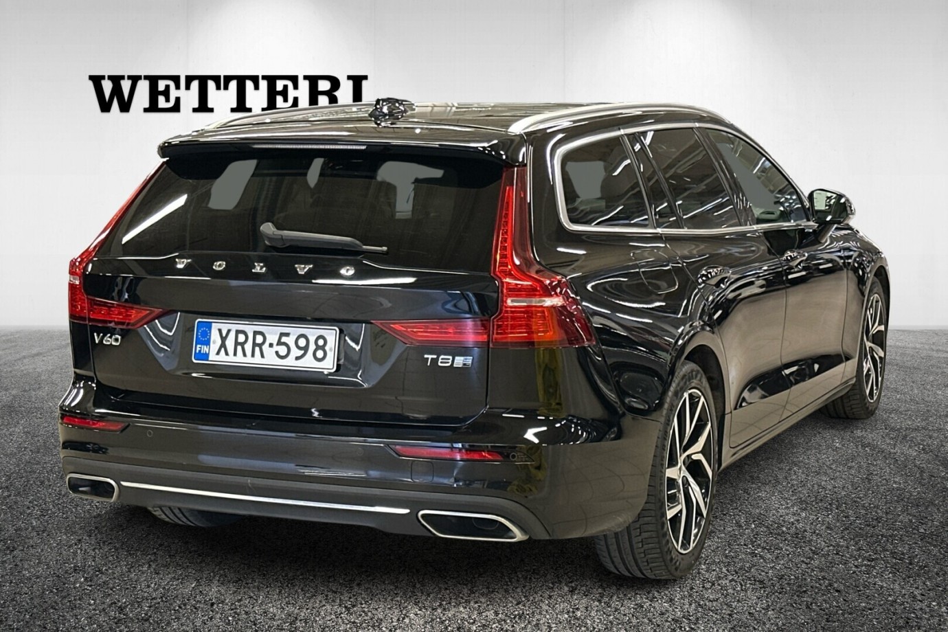 Esittelykuva VOLVO V60 lataushybridiautosta.