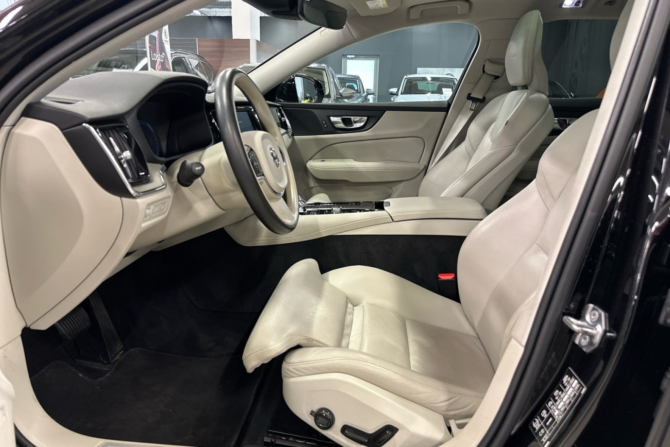 Esittelykuva VOLVO V60 lataushybridiautosta.