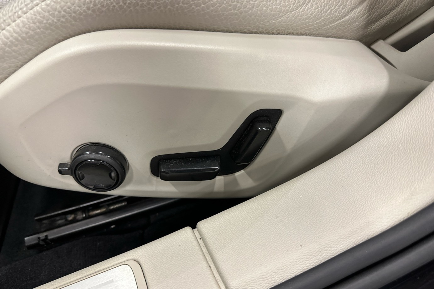 Esittelykuva VOLVO V60 lataushybridiautosta.