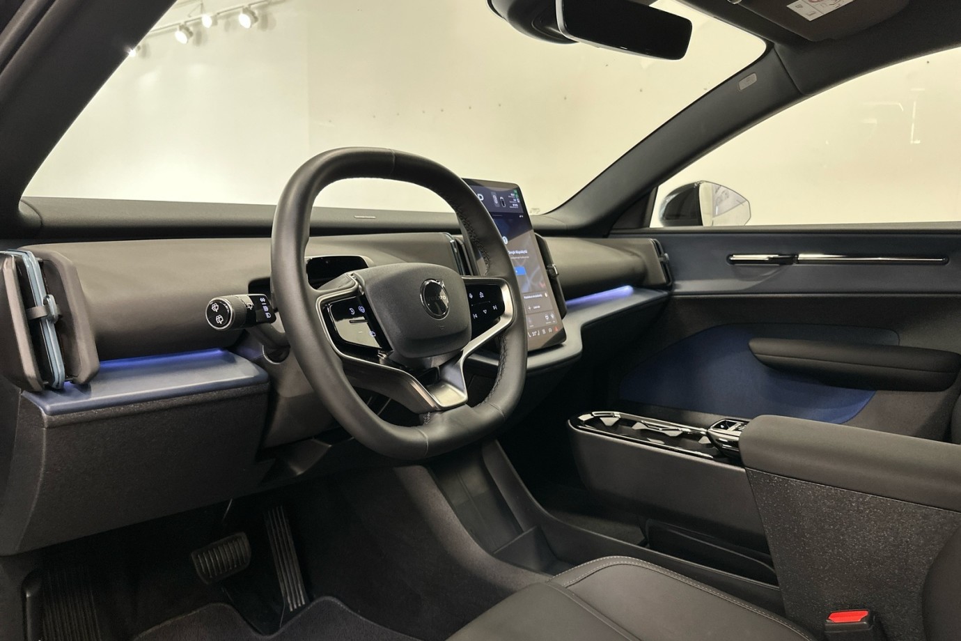 Esittelykuva VOLVO EX30 täyssähköautosta.
