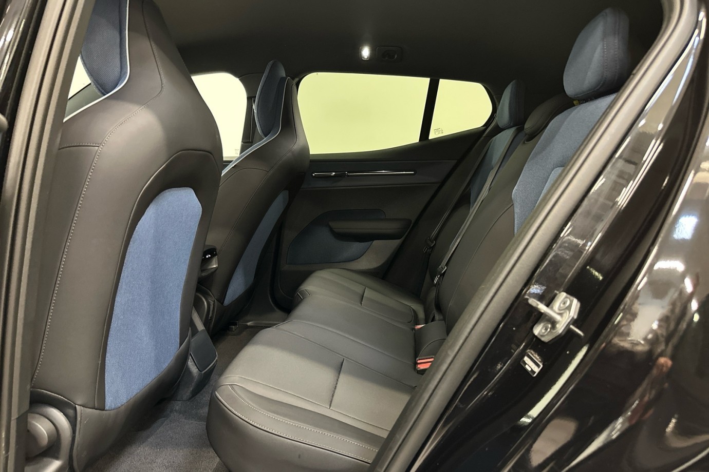 Esittelykuva VOLVO EX30 täyssähköautosta.