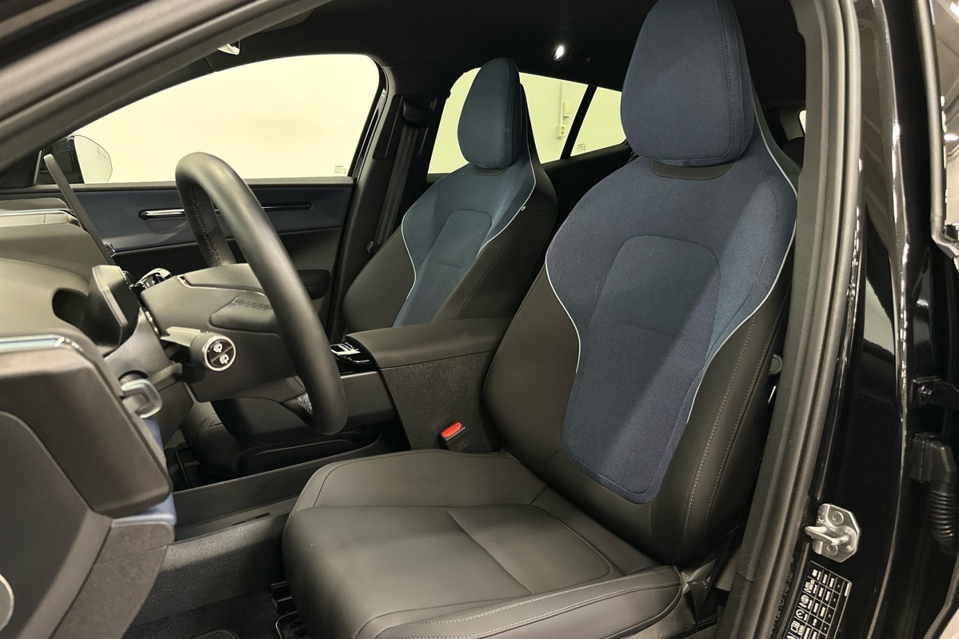 Esittelykuva VOLVO EX30 täyssähköautosta.