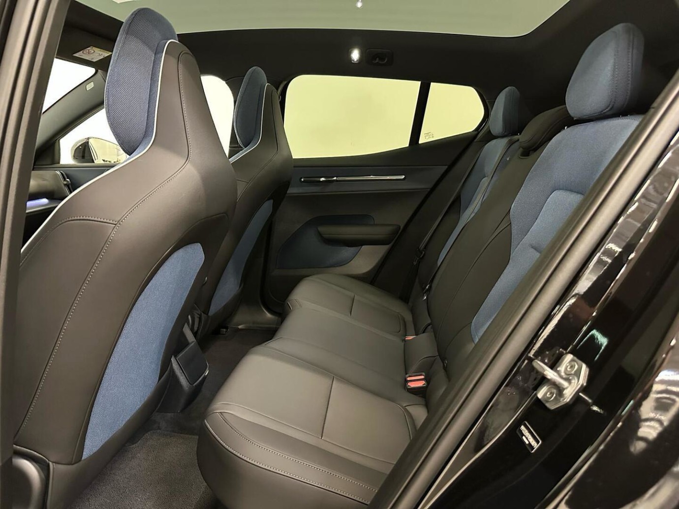 Esittelykuva VOLVO EX30 täyssähköautosta.