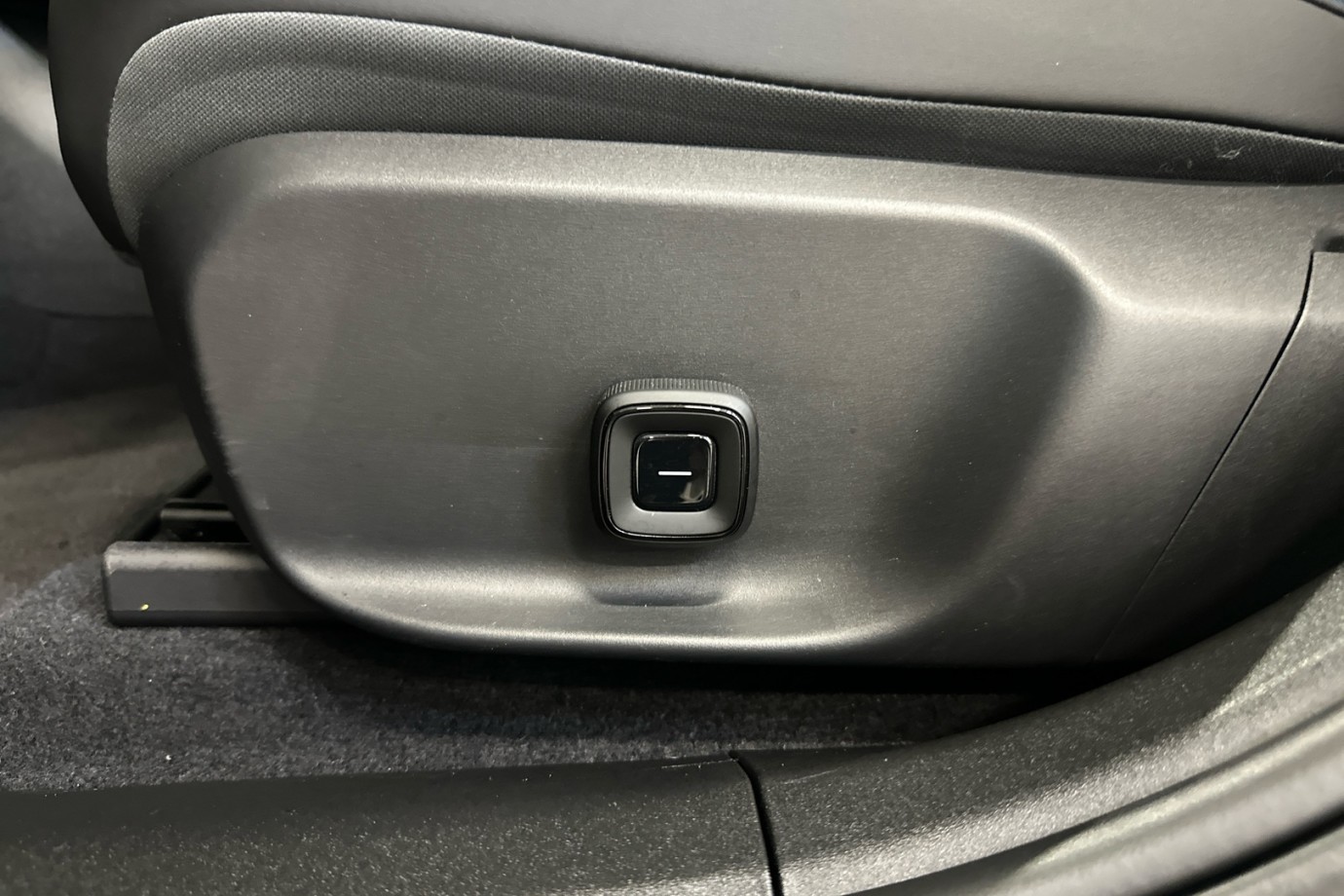 Esittelykuva VOLVO EX30 täyssähköautosta.