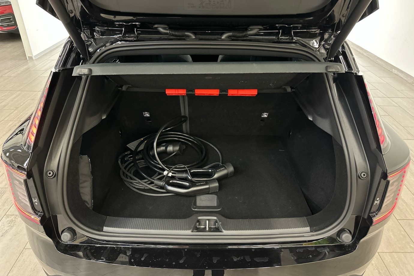 Esittelykuva VOLVO EX30 täyssähköautosta.