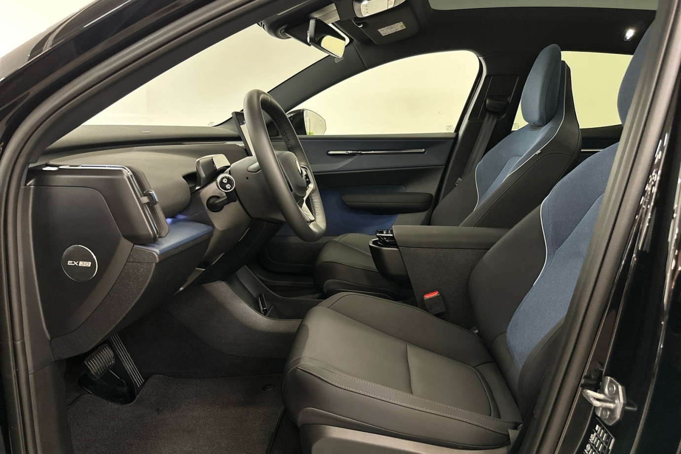 Esittelykuva VOLVO EX30 täyssähköautosta.