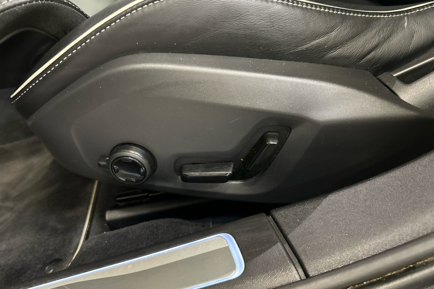 Esittelykuva VOLVO S90 lataushybridiautosta.