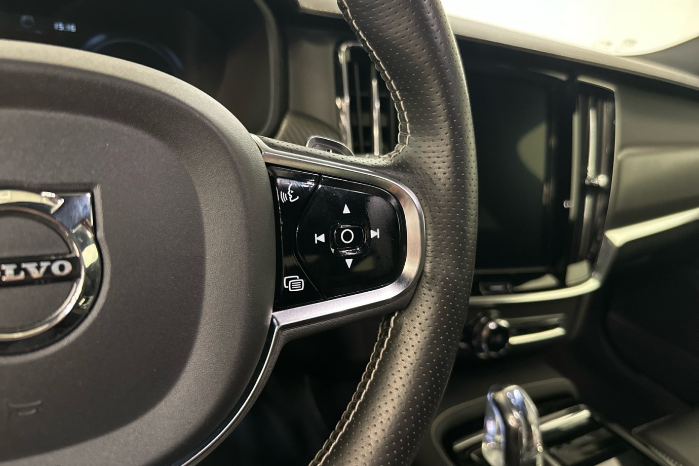 Esittelykuva VOLVO S90 lataushybridiautosta.