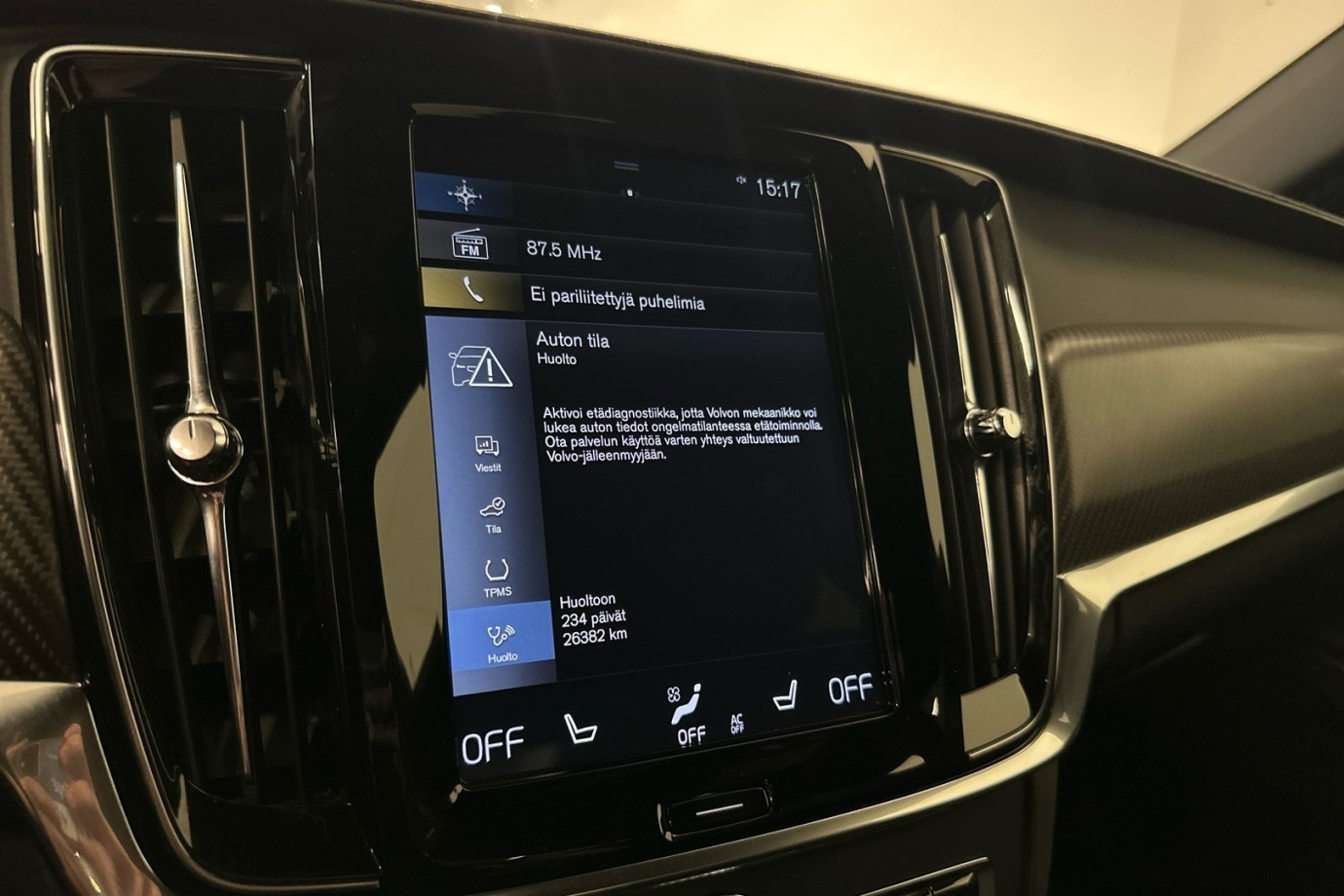 Esittelykuva VOLVO S90 lataushybridiautosta.