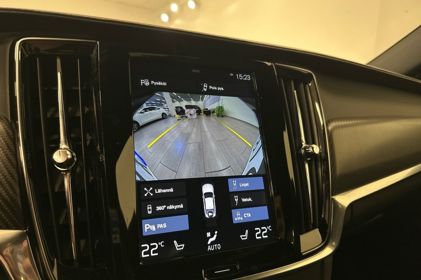 Esittelykuva VOLVO S90 lataushybridiautosta.