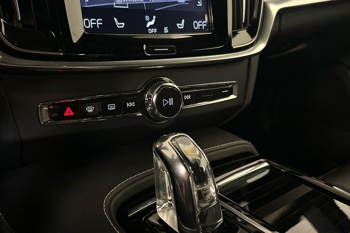 Esittelykuva VOLVO S90 lataushybridiautosta.
