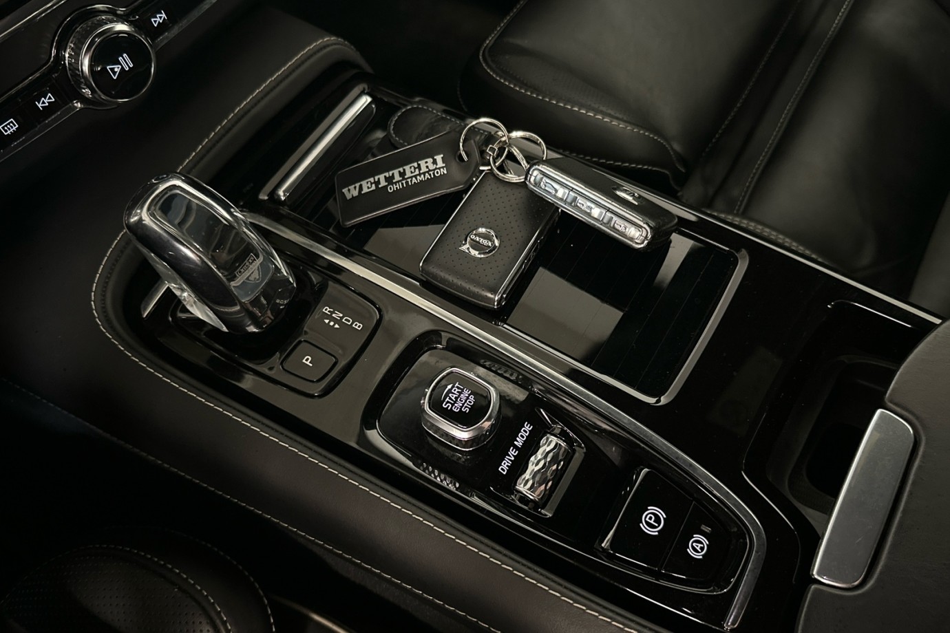 Esittelykuva VOLVO S90 lataushybridiautosta.