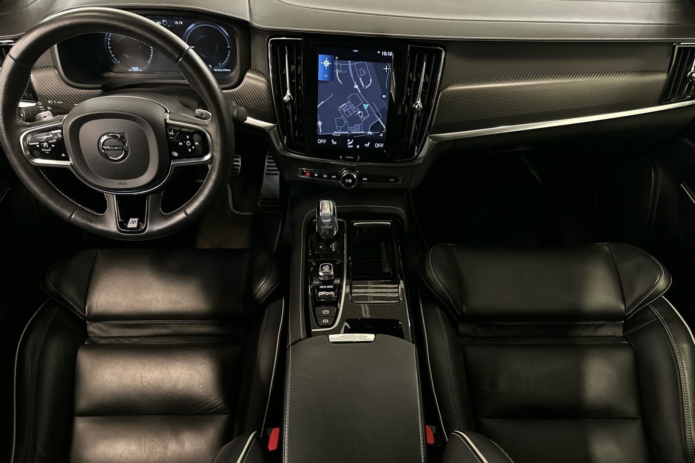Esittelykuva VOLVO S90 lataushybridiautosta.