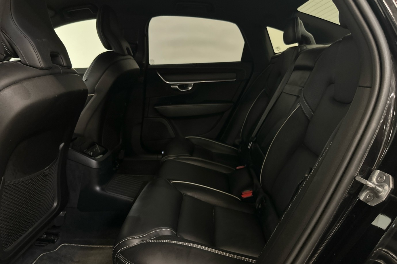 Esittelykuva VOLVO S90 lataushybridiautosta.
