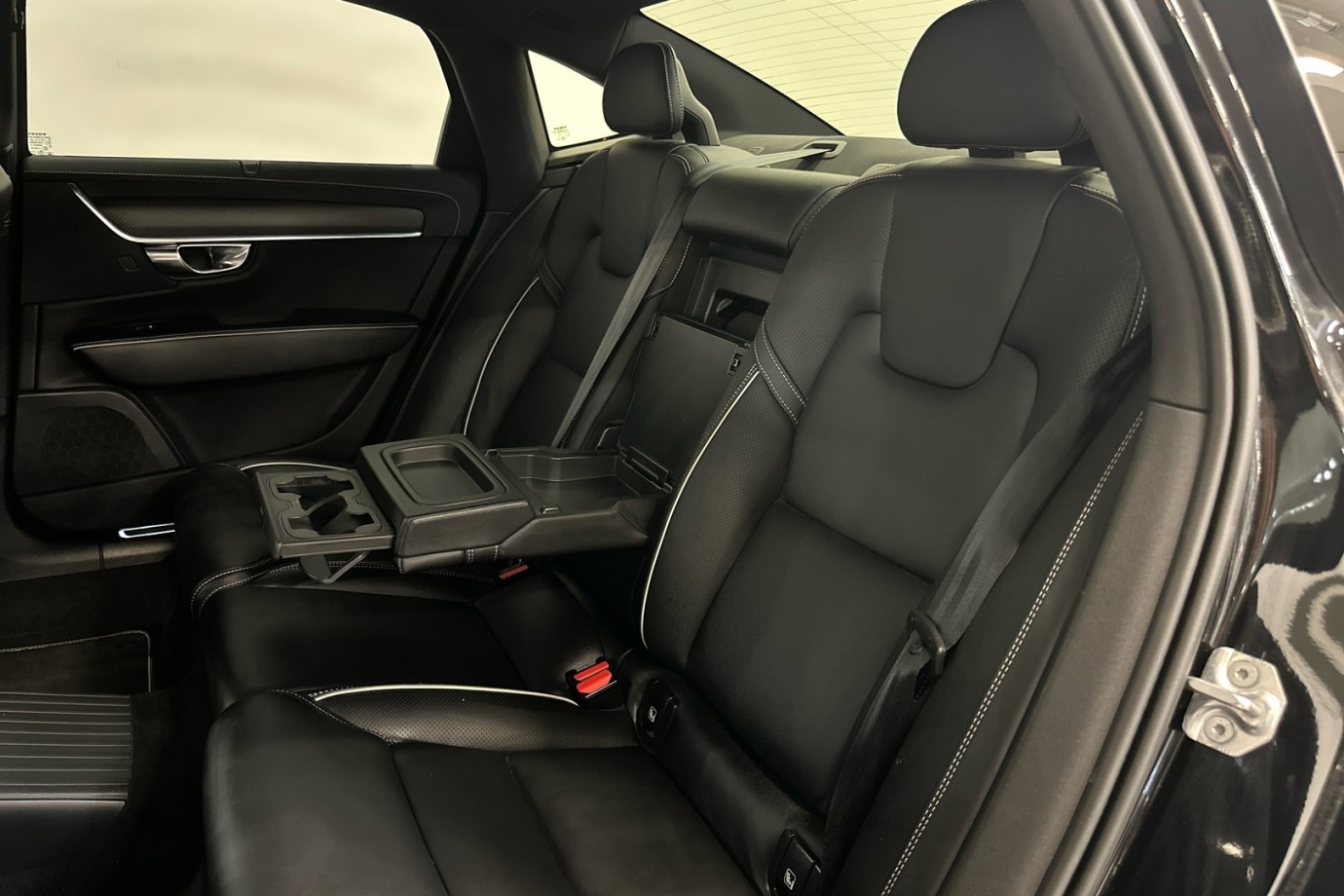 Esittelykuva VOLVO S90 lataushybridiautosta.