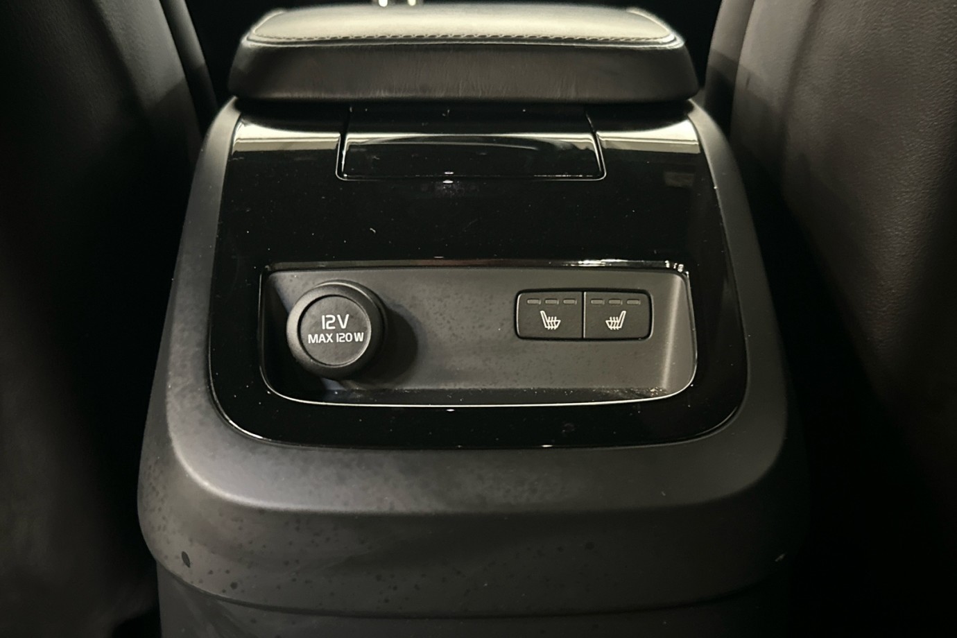 Esittelykuva VOLVO S90 lataushybridiautosta.