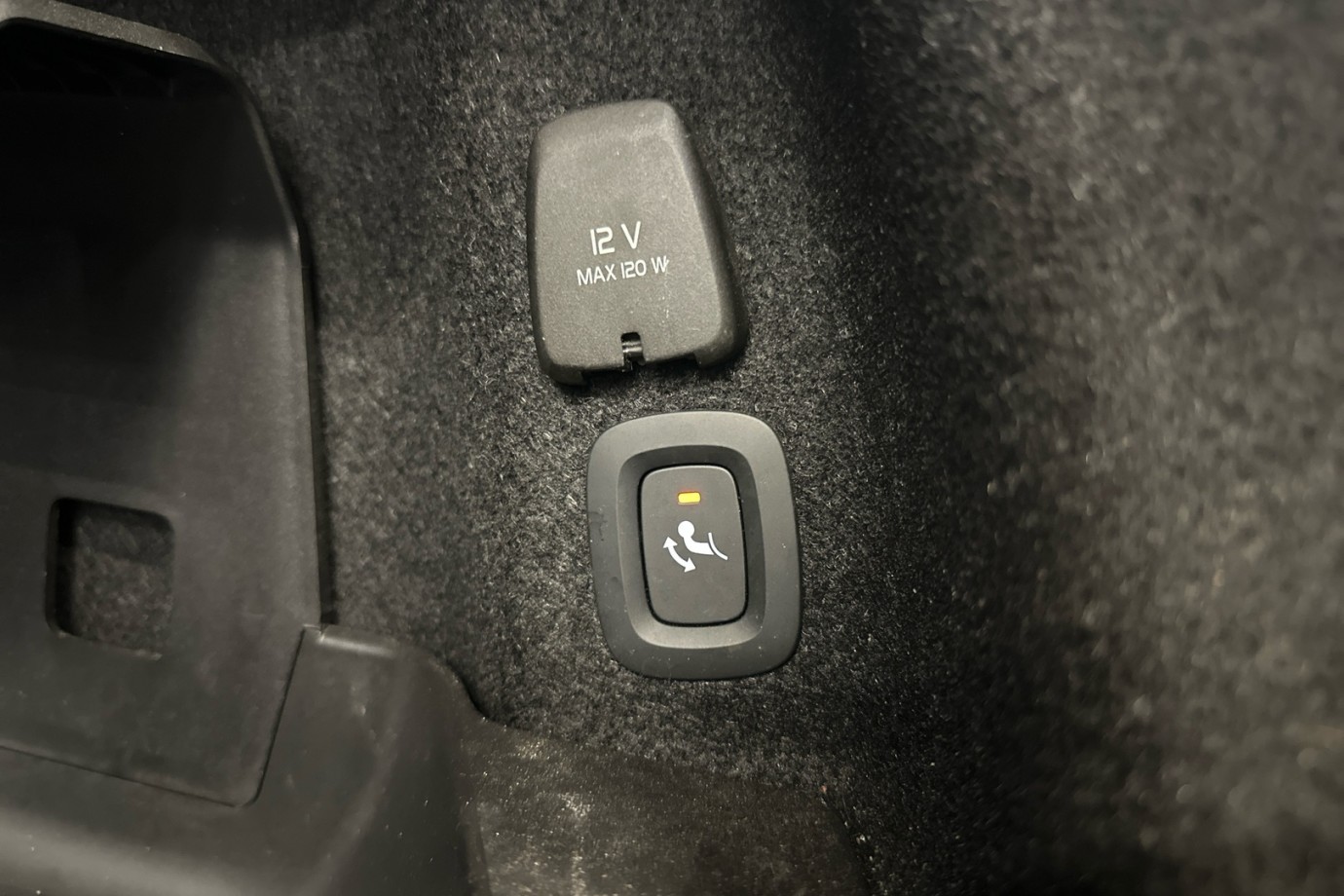 Esittelykuva VOLVO S90 lataushybridiautosta.