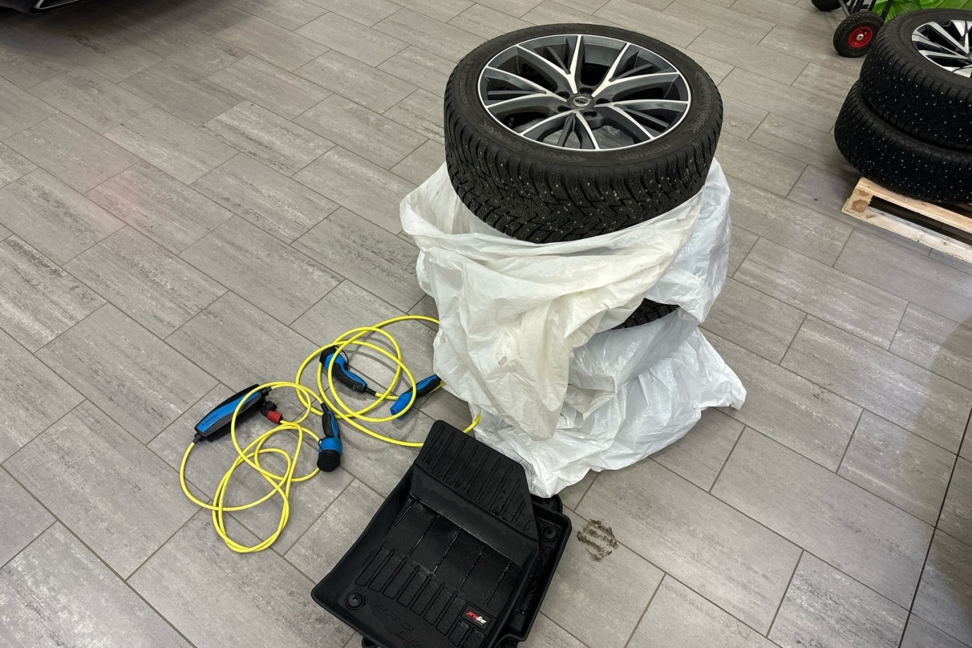 Esittelykuva VOLVO S90 lataushybridiautosta.