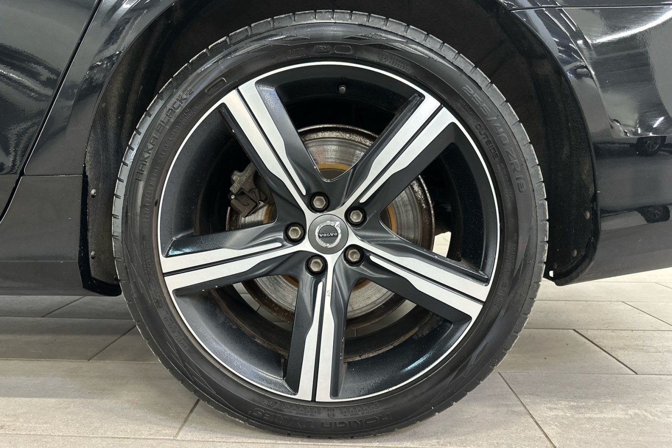 Esittelykuva VOLVO S90 lataushybridiautosta.