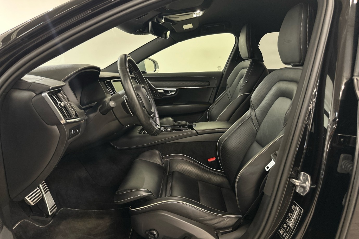 Esittelykuva VOLVO S90 lataushybridiautosta.