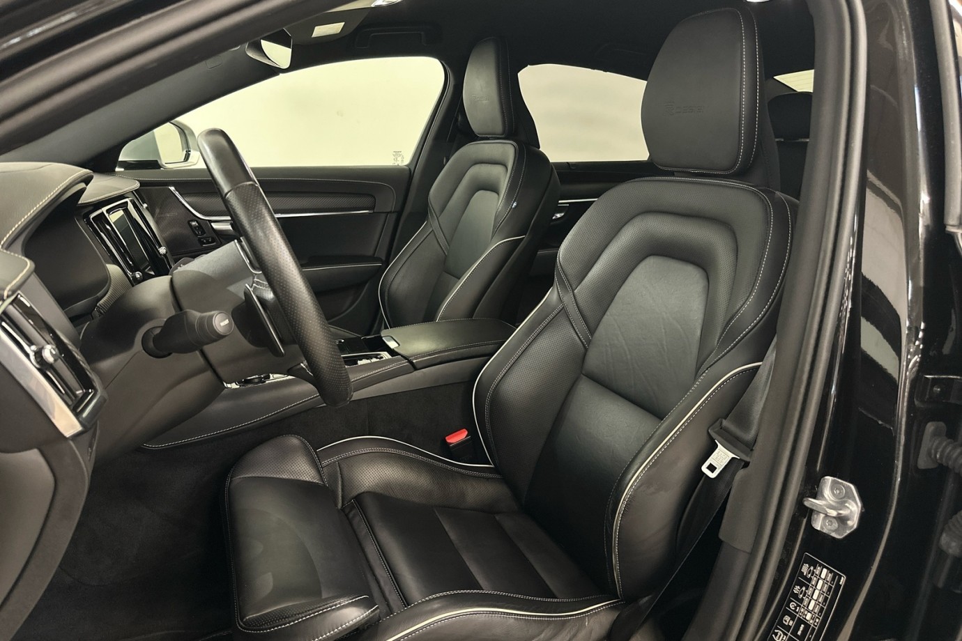 Esittelykuva VOLVO S90 lataushybridiautosta.