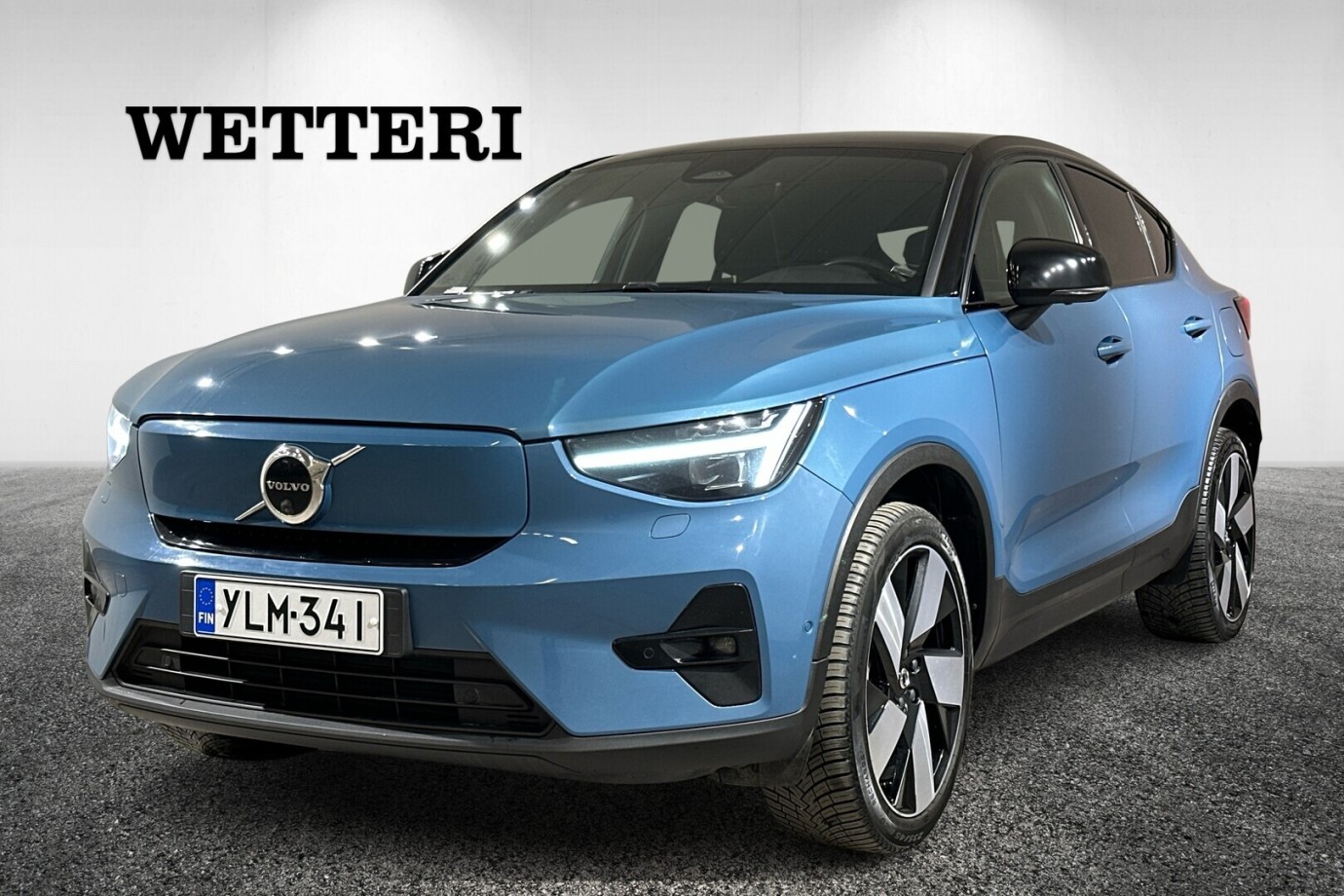 Esittelykuva VOLVO C40 täyssähköautosta.