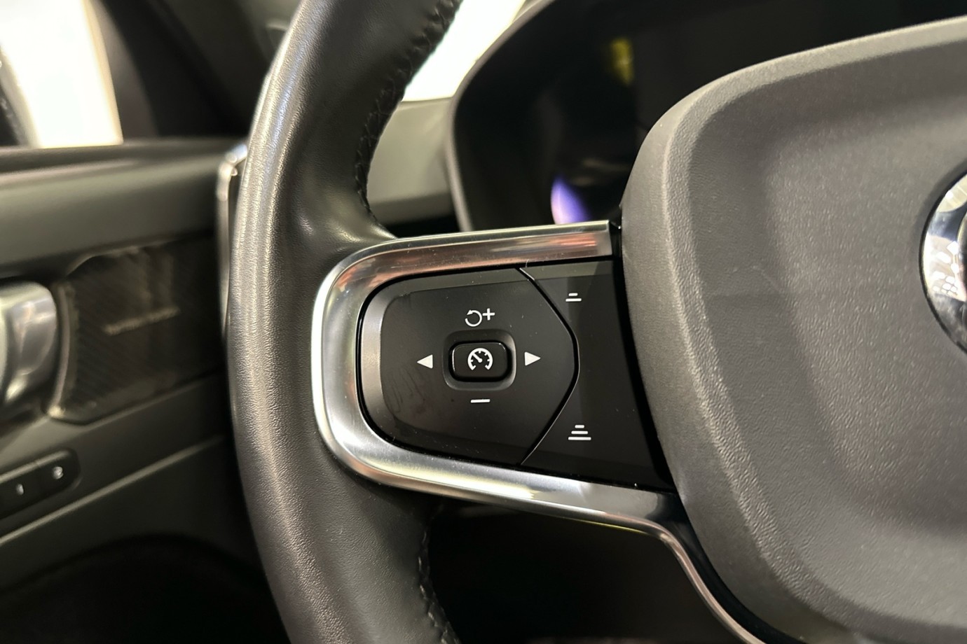 Esittelykuva VOLVO C40 täyssähköautosta.