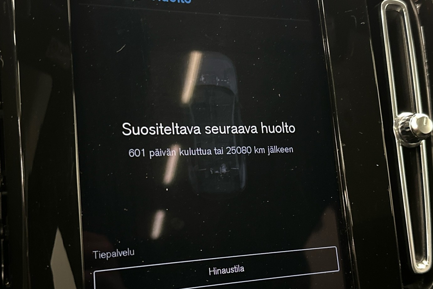 Esittelykuva VOLVO C40 täyssähköautosta.