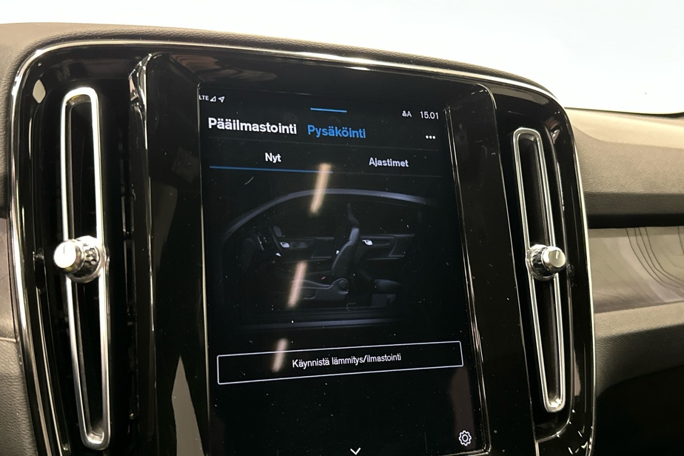 Esittelykuva VOLVO C40 täyssähköautosta.