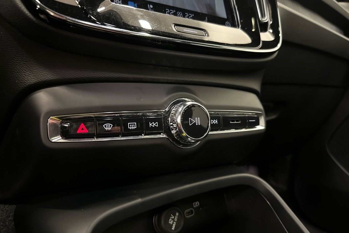 Esittelykuva VOLVO C40 täyssähköautosta.