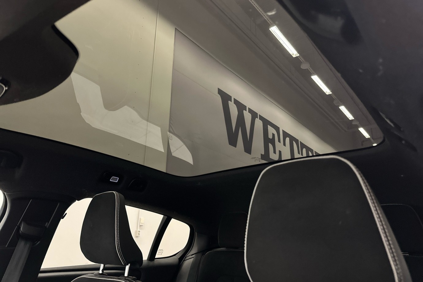 Esittelykuva VOLVO C40 täyssähköautosta.