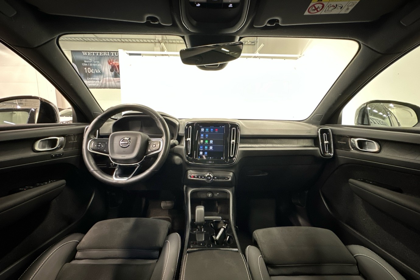 Esittelykuva VOLVO C40 täyssähköautosta.