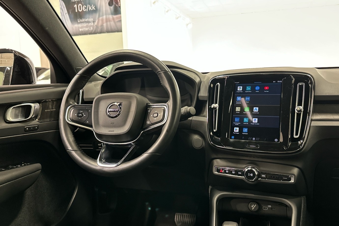 Esittelykuva VOLVO C40 täyssähköautosta.