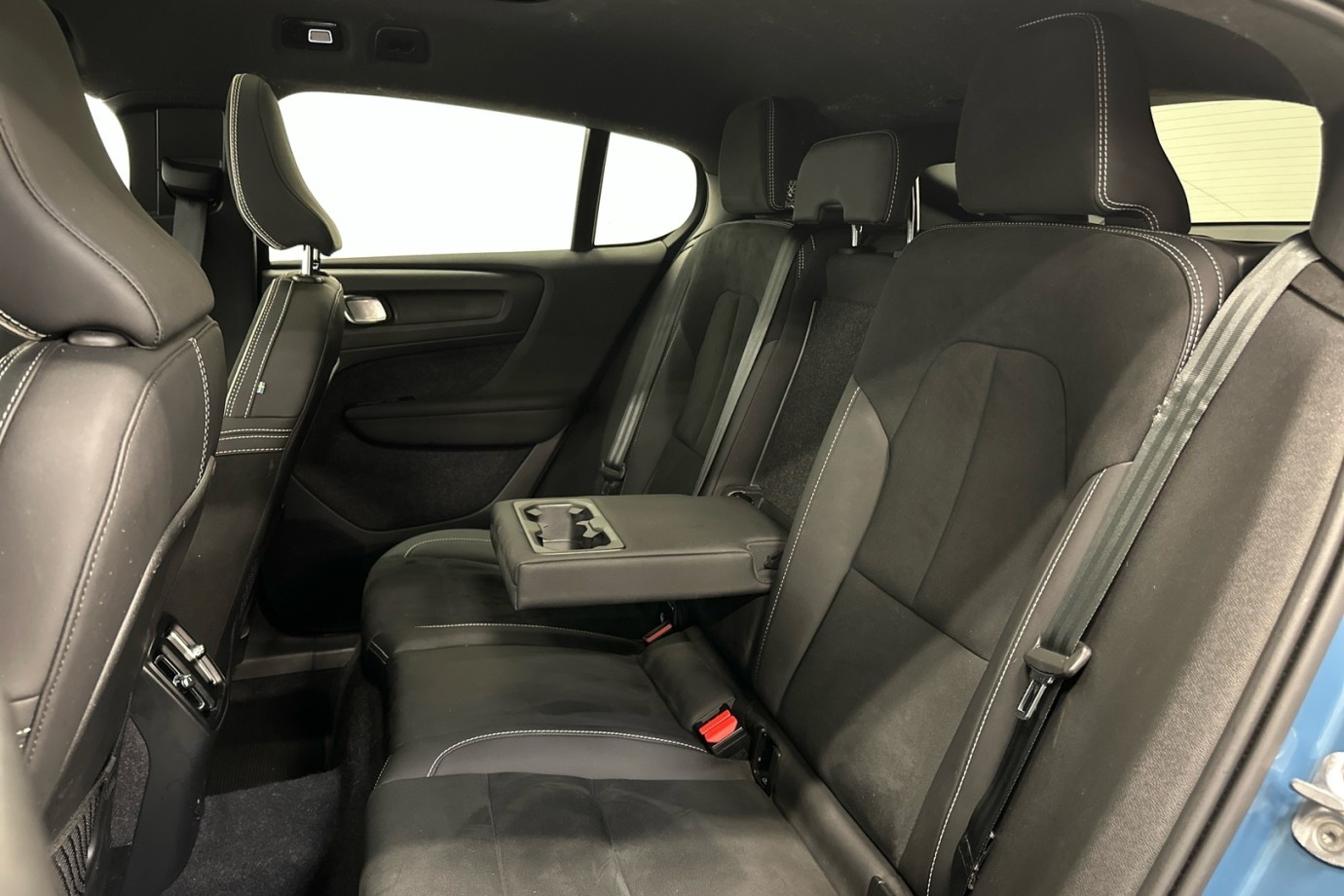 Esittelykuva VOLVO C40 täyssähköautosta.