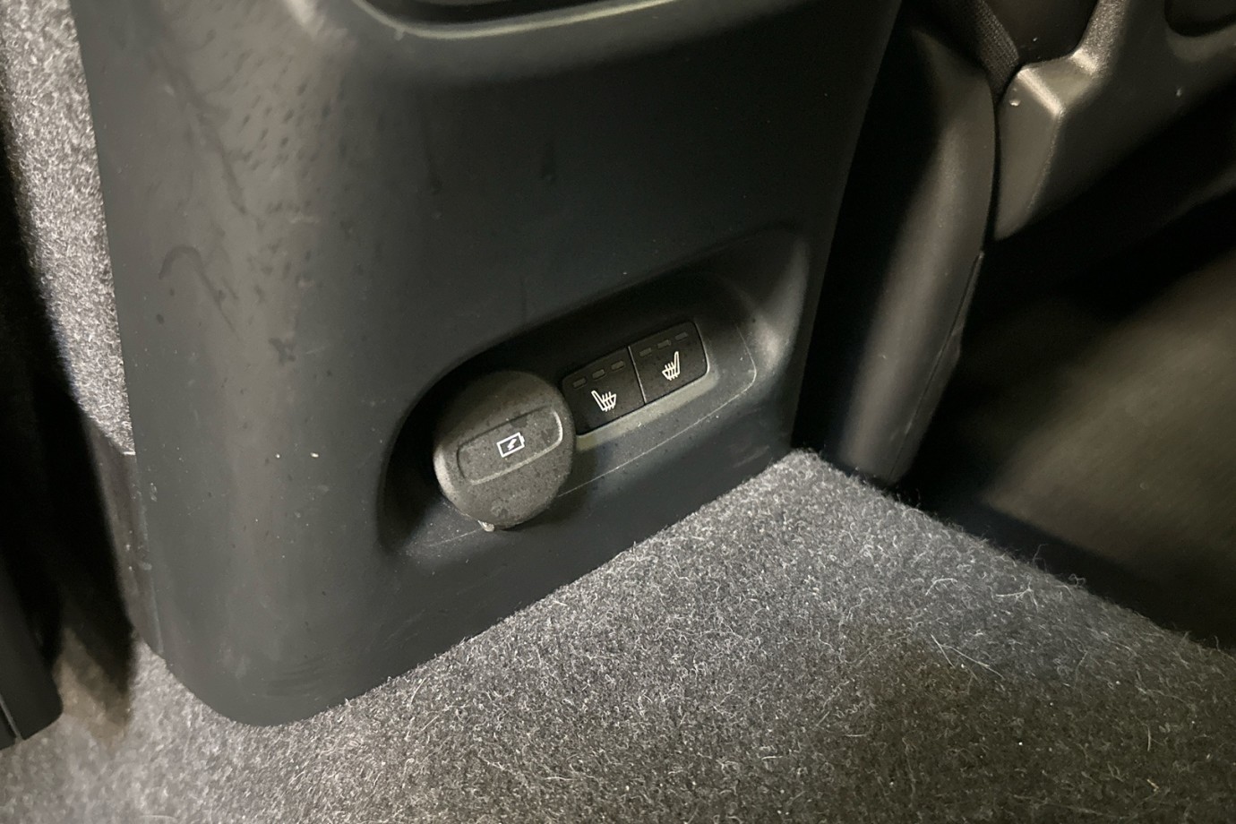 Esittelykuva VOLVO C40 täyssähköautosta.