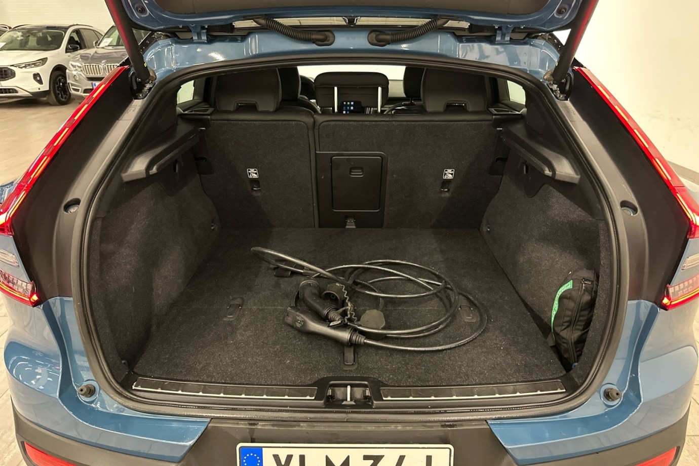 Esittelykuva VOLVO C40 täyssähköautosta.