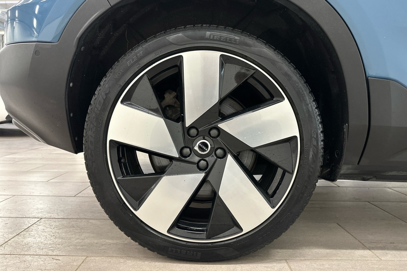 Esittelykuva VOLVO C40 täyssähköautosta.