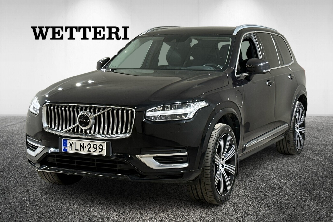 Esittelykuva VOLVO XC90 lataushybridiautosta.