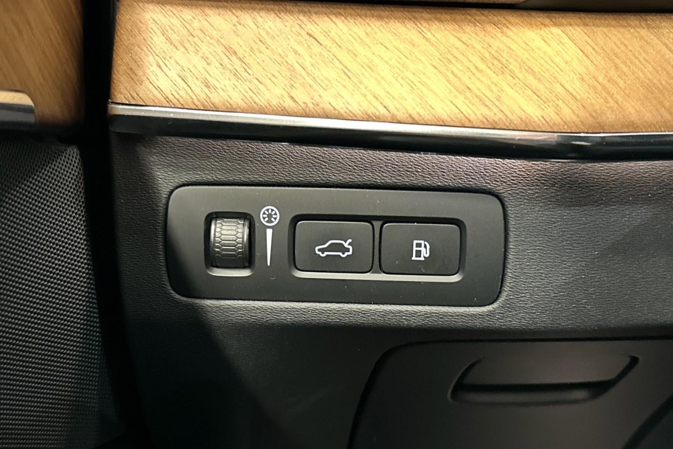 Esittelykuva VOLVO XC90 lataushybridiautosta.