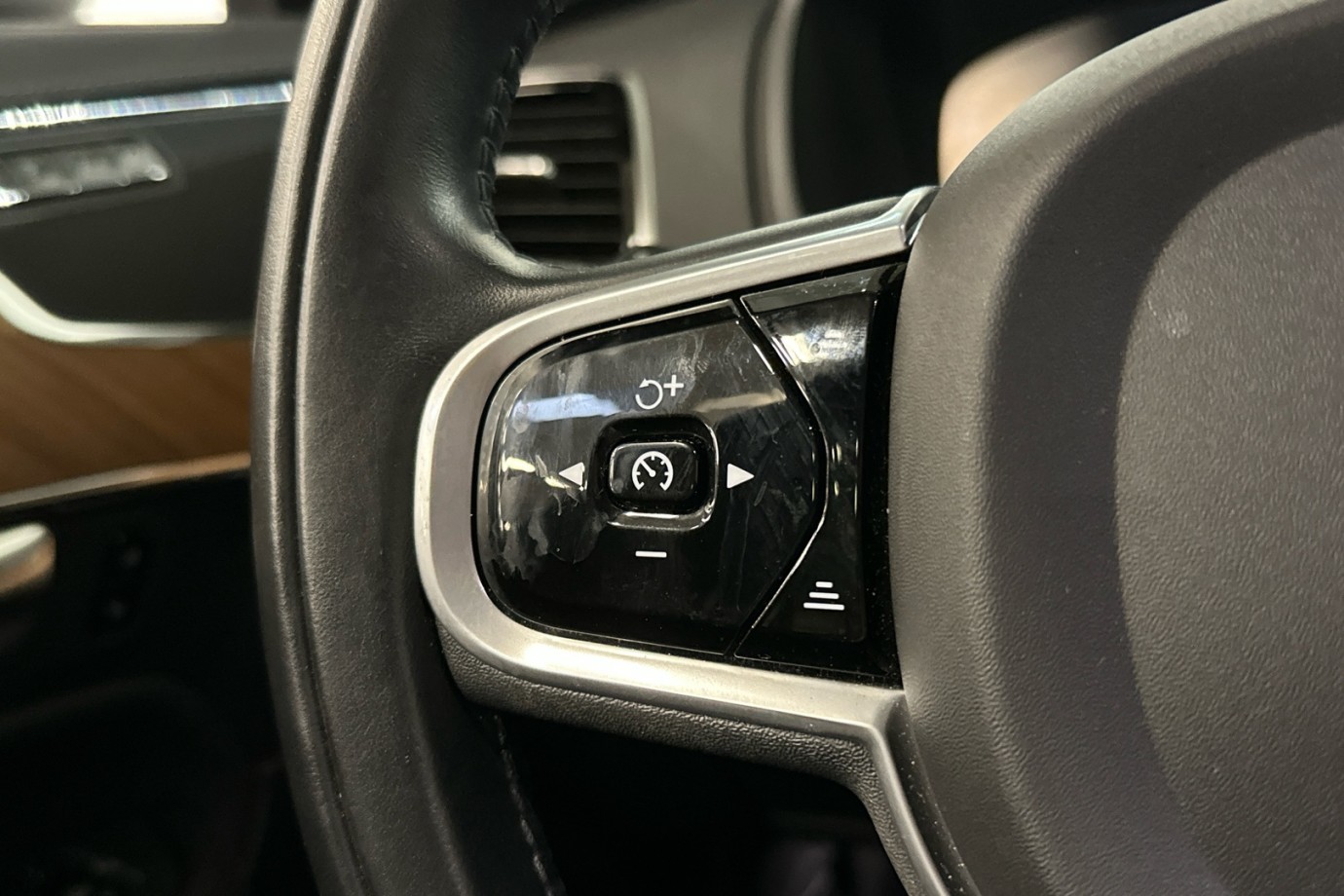 Esittelykuva VOLVO XC90 lataushybridiautosta.