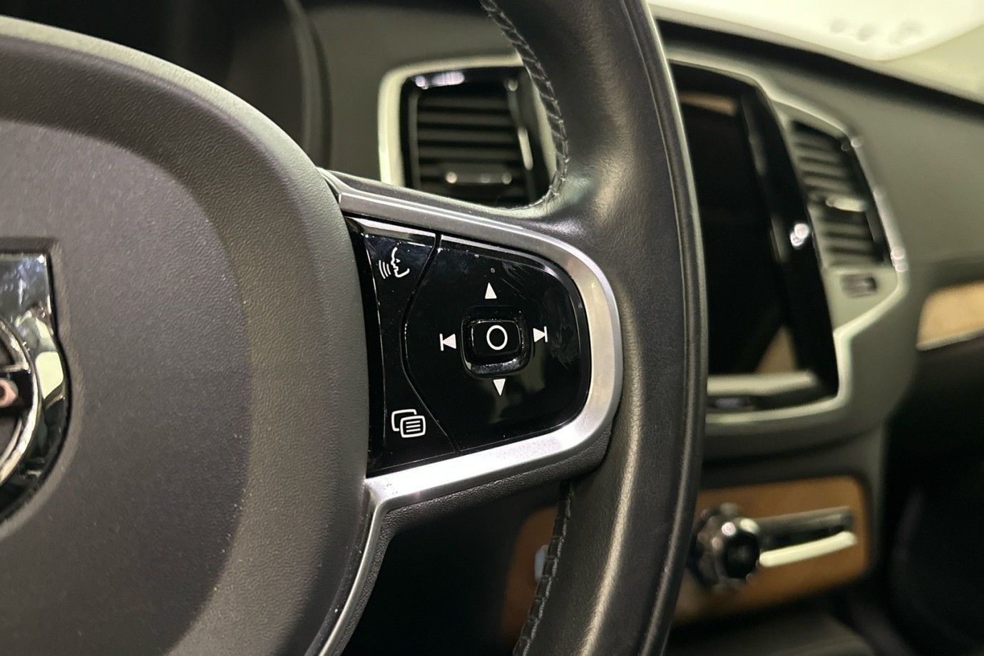 Esittelykuva VOLVO XC90 lataushybridiautosta.