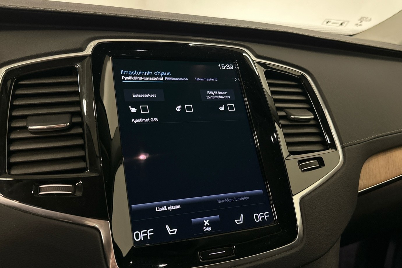 Esittelykuva VOLVO XC90 lataushybridiautosta.