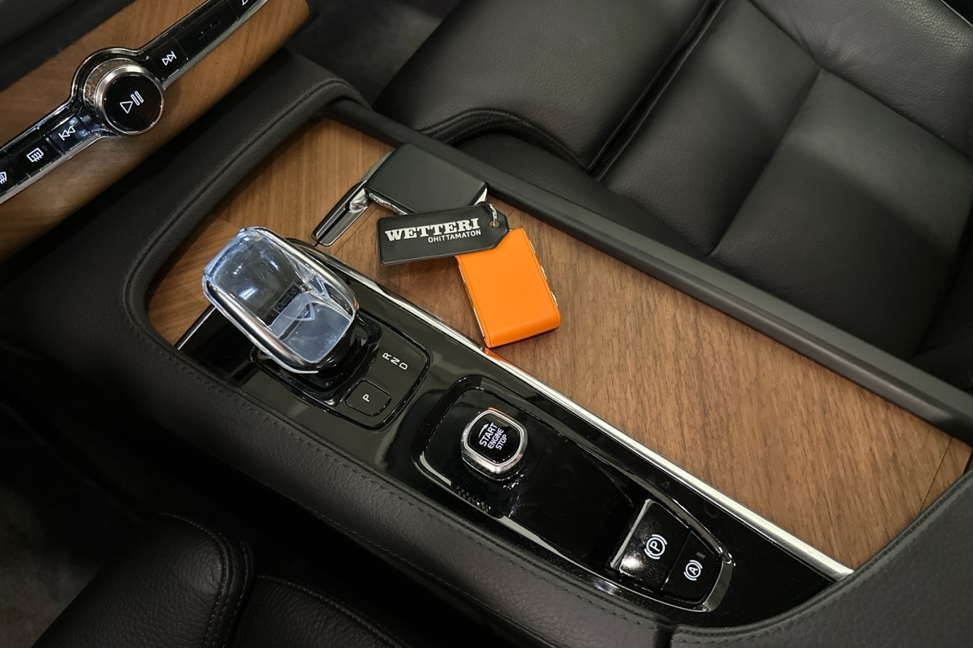 Esittelykuva VOLVO XC90 lataushybridiautosta.