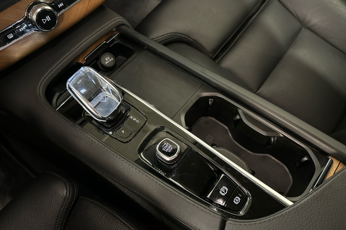Esittelykuva VOLVO XC90 lataushybridiautosta.