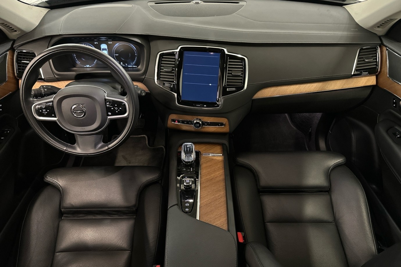 Esittelykuva VOLVO XC90 lataushybridiautosta.
