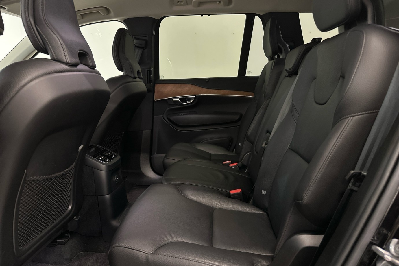 Esittelykuva VOLVO XC90 lataushybridiautosta.