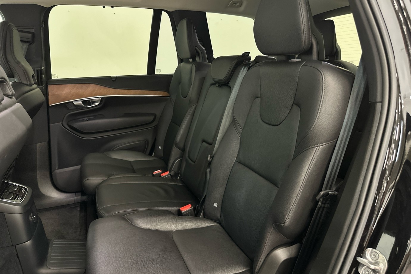 Esittelykuva VOLVO XC90 lataushybridiautosta.