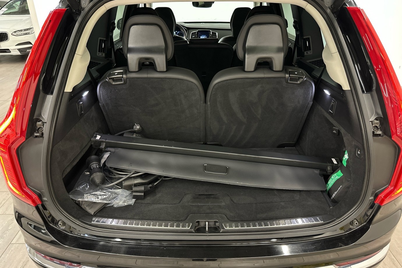 Esittelykuva VOLVO XC90 lataushybridiautosta.